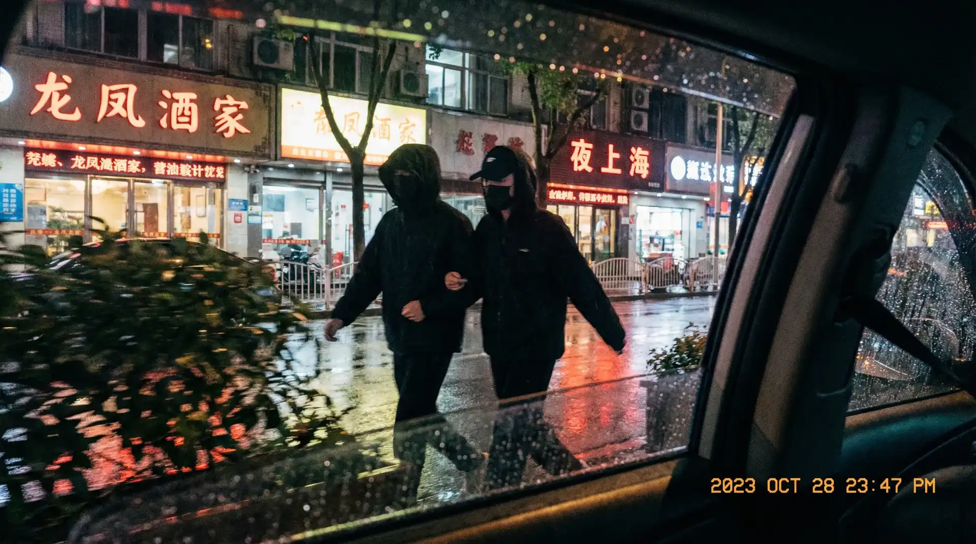 满冠娱乐 - 顶流明星深夜密会现场抓拍照片